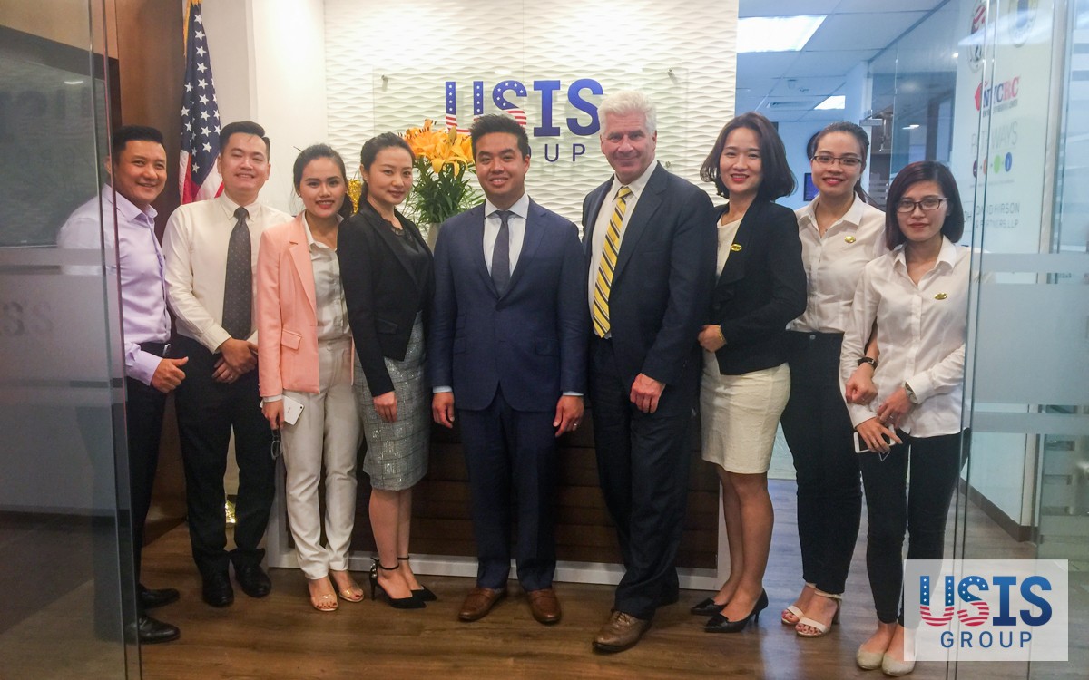 Staffs of Hanoi branch office filled with energy before the discussion.