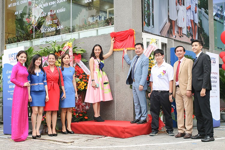 Mr. Chris Loc Dao (Chairman of USIS Group) with the Management Board and staff of USIS Group in Da Nang